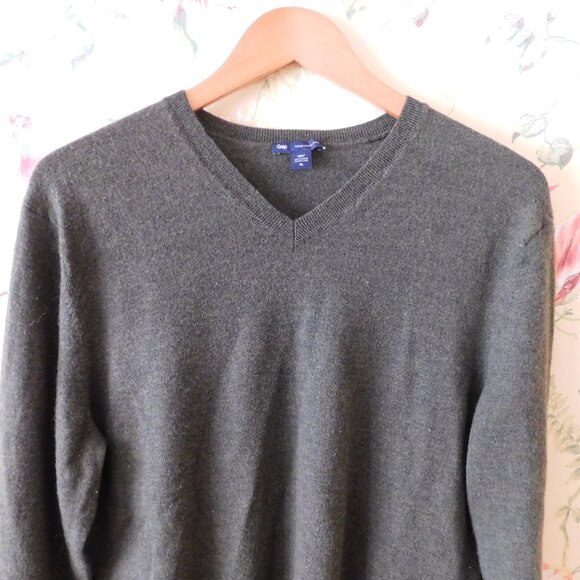 🦅  Merino V-Neck Sweater (small flaw) - Picture 4 of 8